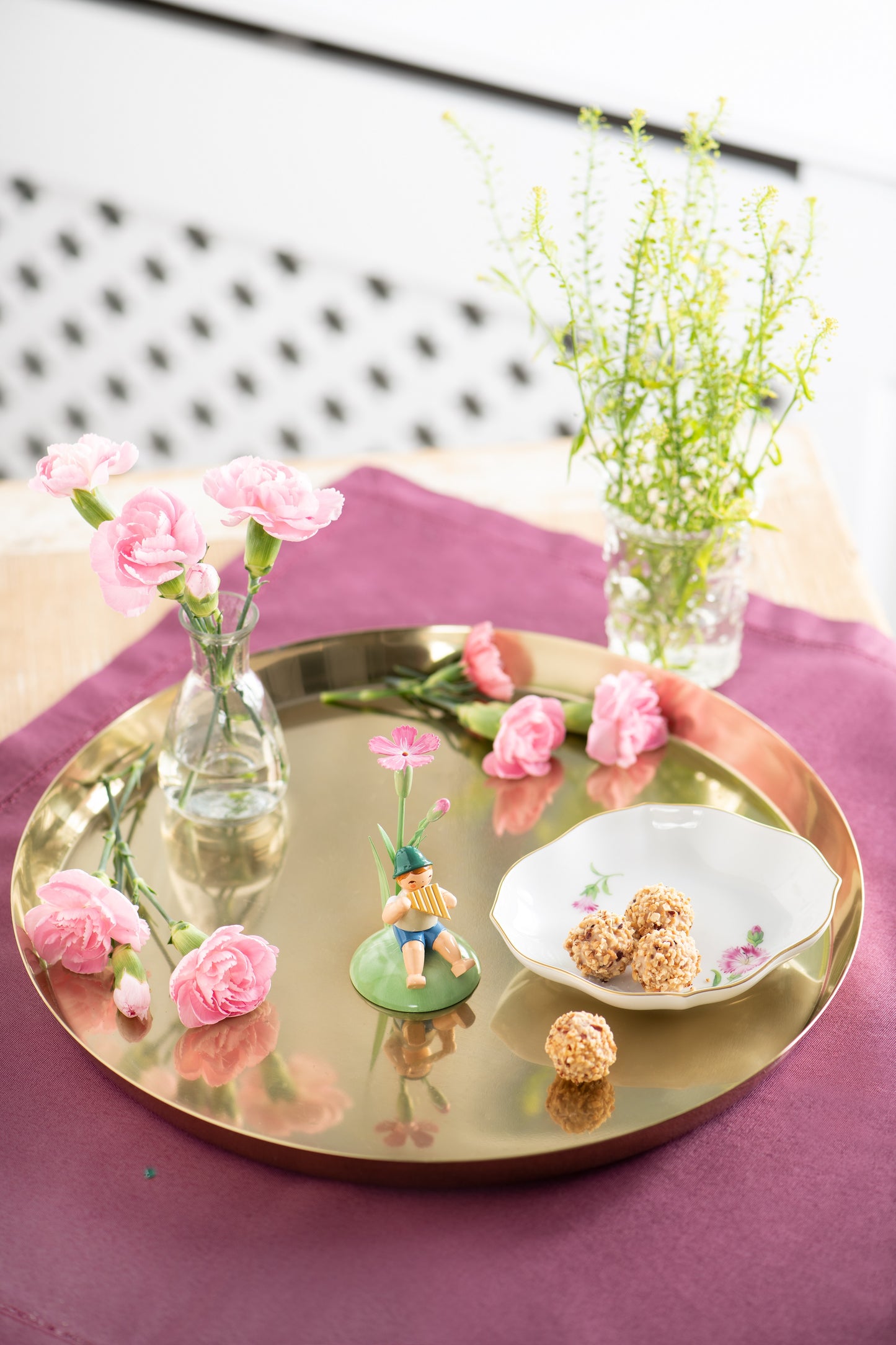 Wendt & Kühn Junge mit Nelke, auf Hügel, mit Schale aus Meissner Porzellan