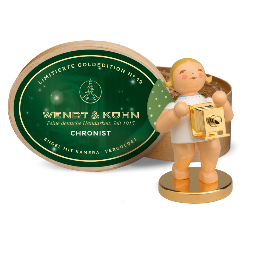 Wendt & Kühn Limitierte Goldedition No. 19, Chronist Engel mit Kamera auf Metallsockel, vergoldet,in Spanschachtel