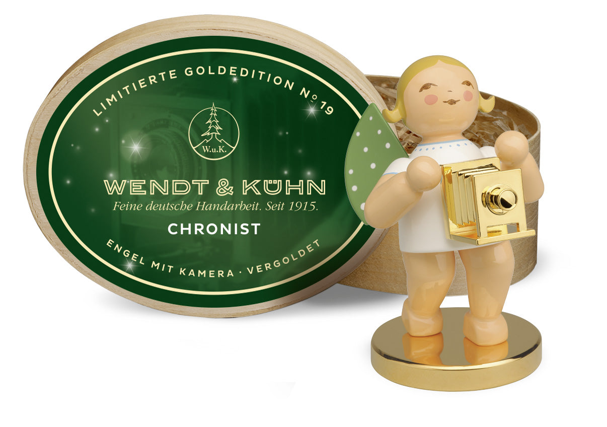 Wendt & Kühn Limitierte Goldedition No. 19, Chronist Engel mit Kamera auf Metallsockel, vergoldet,in Spanschachtel