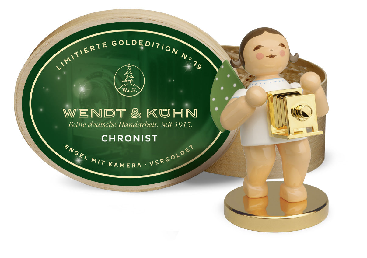 Wendt & Kühn Limitierte Goldedition No. 19, Chronist Engel mit Kamera auf Metallsockel, vergoldet,in Spanschachtel